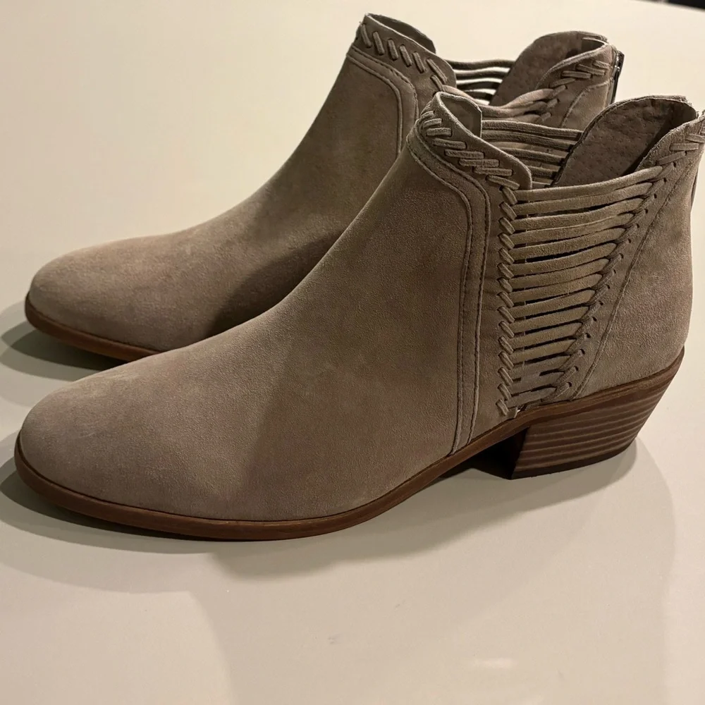 Vince Camuto Pippsy Suede Ankle Booties Cabincore Western low heel taupe - Picture 9 of 13